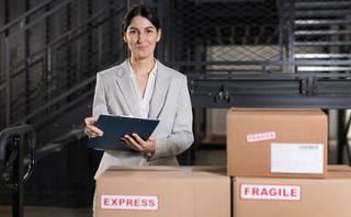 wp-9c887ac64795f8fc-medium-shot-woman-holding-clipboard