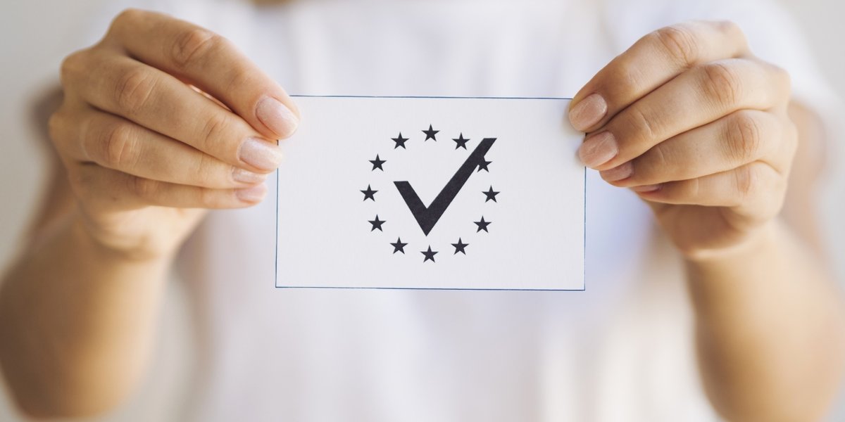 wp-b10b21349ded4d97-woman-holding-ballot-close-up