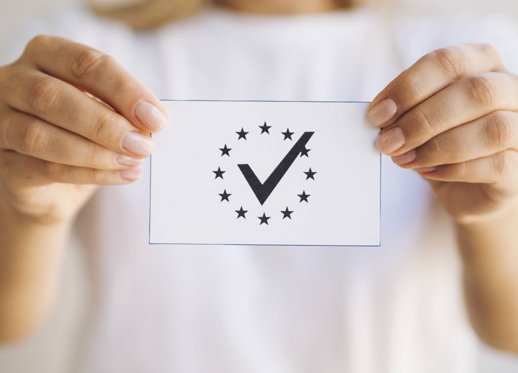 wp-b10b21349ded4d97-woman-holding-ballot-close-up