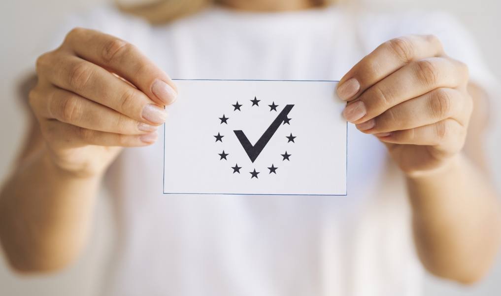 wp-b10b21349ded4d97-woman-holding-ballot-close-up