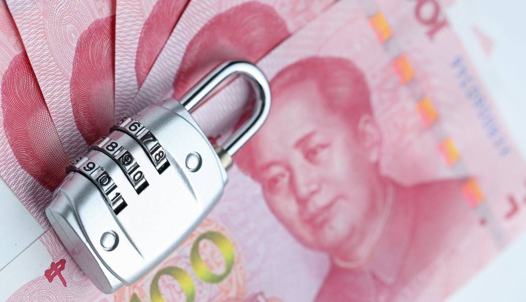 wp-b71ba60429cc4394-financial-security-password-lock-banknotes-white-background