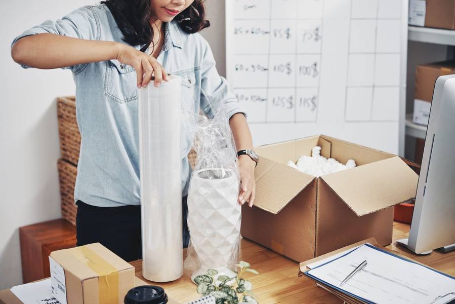 wp-bb54988aa8cc62a4-woman-packing-order-box