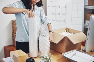 wp-bb54988aa8cc62a4-woman-packing-order-box