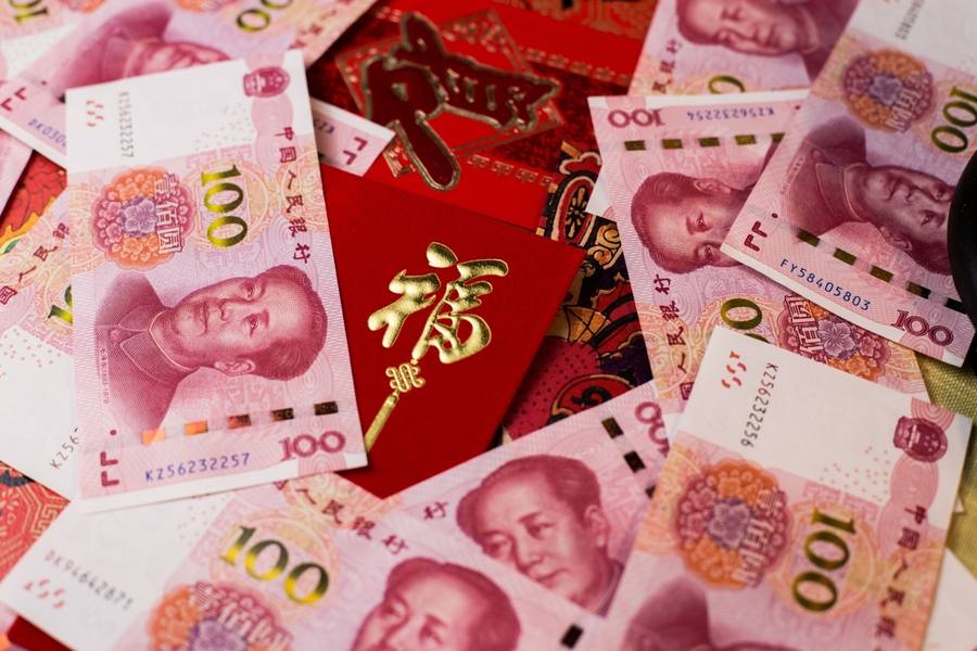 wp-cf00bb597c6c81a3-closeup-shot-100-chinese-yuan-cny-banknotes-chinese-traditional-red-envelop