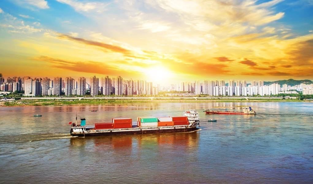 wp-d0b797ed72044c02-ship-with-containers-by-river
