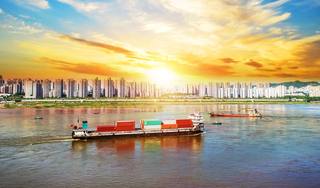 wp-d0b797ed72044c02-ship-with-containers-by-river