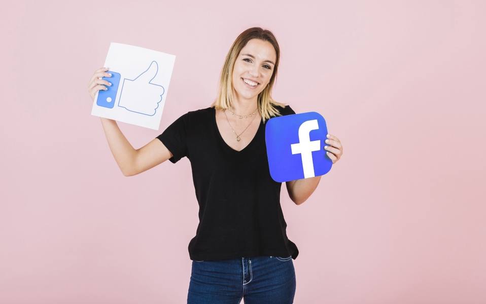 wp-d17cdaaa7bc27c8c-portrait-happy-woman-with-facebook-thumbs-up-icon
