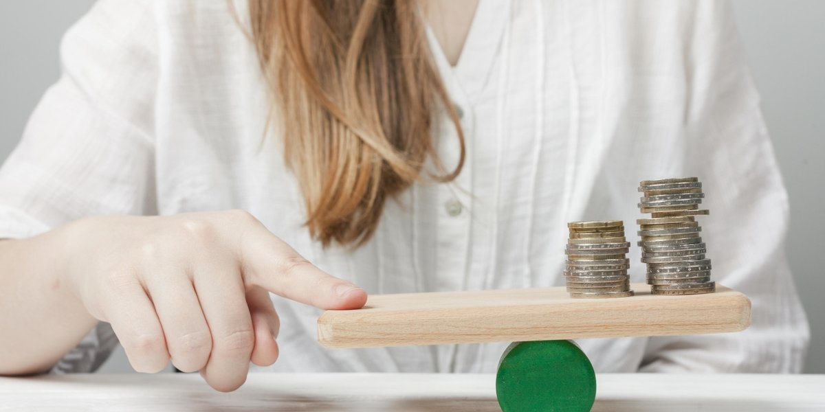wp-d44ed5274ccd6131-woman-holding-her-finger-balance-with-coins