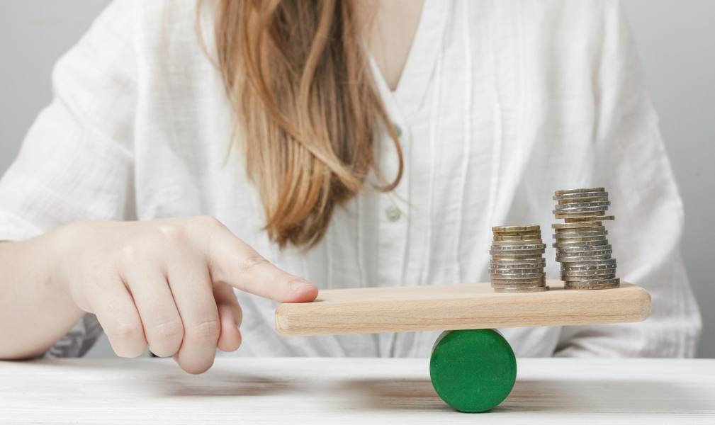 wp-d44ed5274ccd6131-woman-holding-her-finger-balance-with-coins