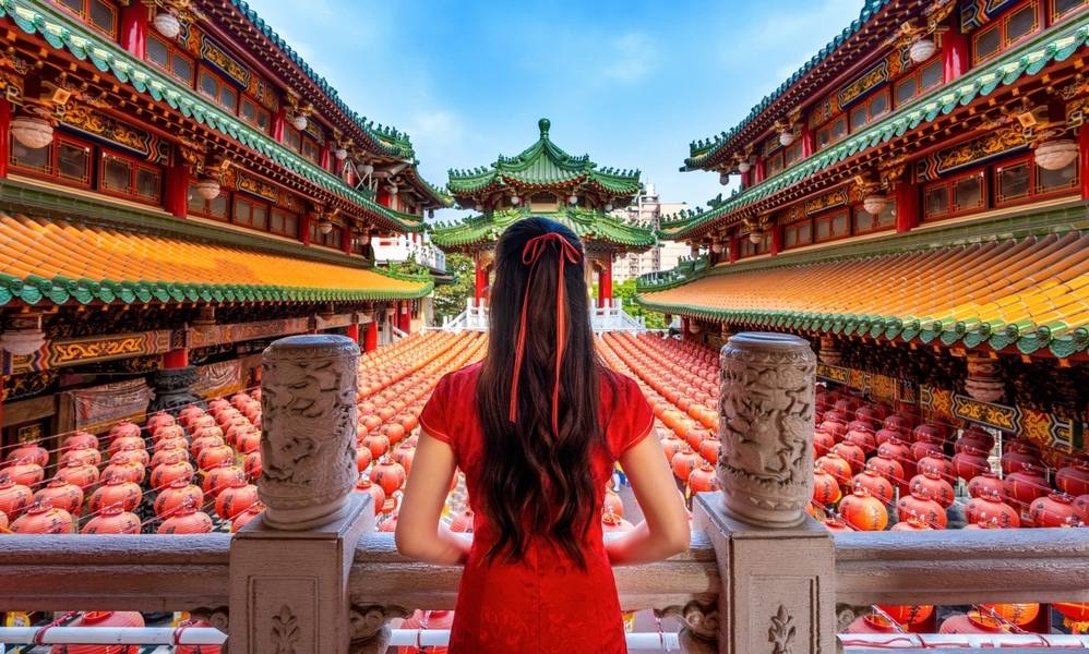 wp-de44d4dc350f7bf3-asian-woman-wearing-traditional-chinese-dress-sanfeng-temple-kaohsiung-taiwan