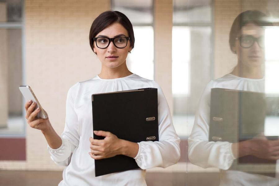wp-ea01b80a15c7be84-front-view-businesswoman-holding-smartphone-binder