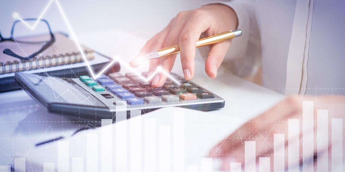 wp-f4cffca4468bf1ab-accountant-calculating-profit-with-financial-analysis-graphs
