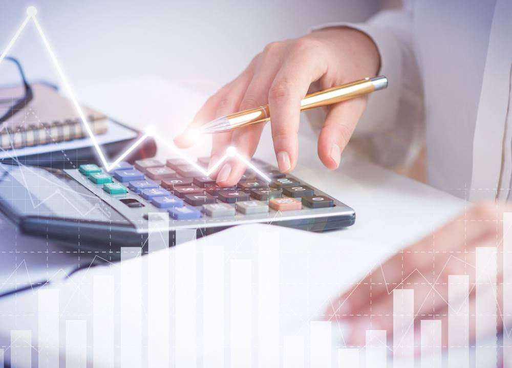 wp-f4cffca4468bf1ab-accountant-calculating-profit-with-financial-analysis-graphs
