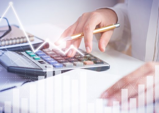 wp-f4cffca4468bf1ab-accountant-calculating-profit-with-financial-analysis-graphs