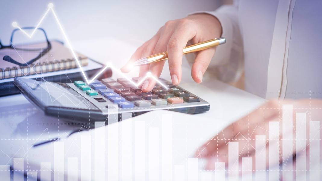 wp-f4cffca4468bf1ab-accountant-calculating-profit-with-financial-analysis-graphs