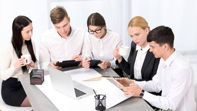 wp-f8f046d4c5ea6c61-creative-businesspeople-with-mobile-laptop-digital-tablet-working-together-offic