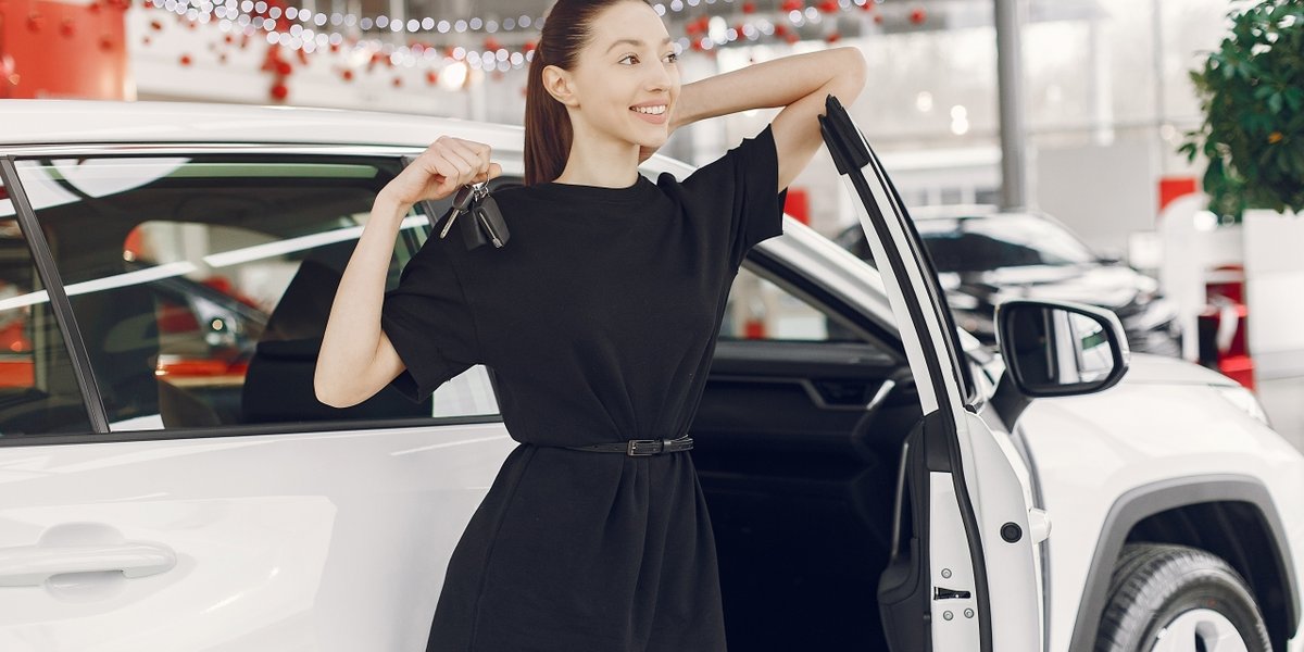 wp-fac768f9c7c266d2-stylish-elegant-woman-car-salon