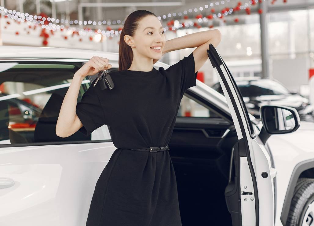 wp-fac768f9c7c266d2-stylish-elegant-woman-car-salon