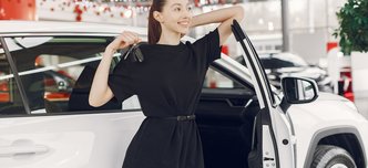 wp-fac768f9c7c266d2-stylish-elegant-woman-car-salon