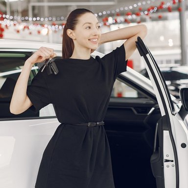 wp-fac768f9c7c266d2-stylish-elegant-woman-car-salon