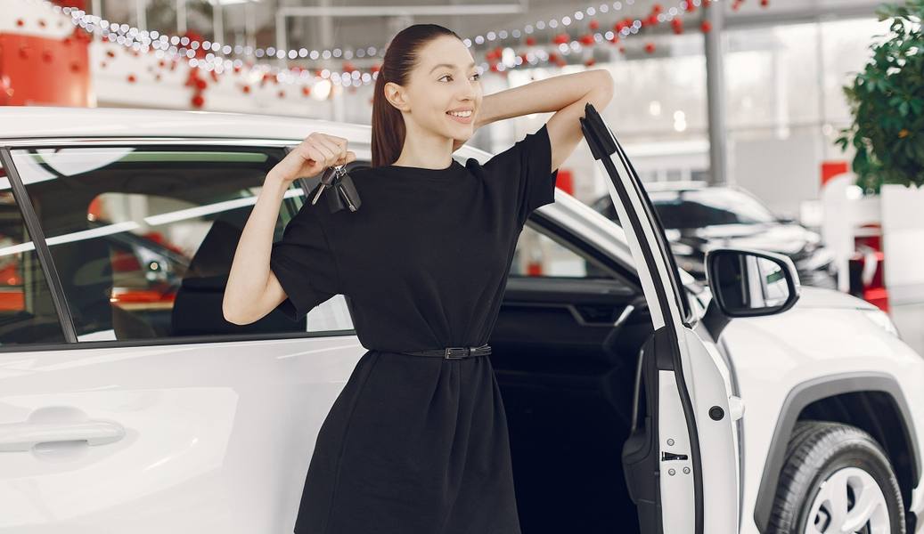 wp-fac768f9c7c266d2-stylish-elegant-woman-car-salon