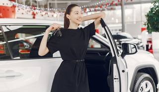 wp-fac768f9c7c266d2-stylish-elegant-woman-car-salon