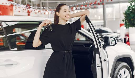 wp-fac768f9c7c266d2-stylish-elegant-woman-car-salon